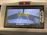 リバースギアに入れるだけで後方の表示へ切り替わります。夜間や雨の日の駐車も楽になりますよ。