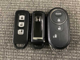 スマートキー付きですからドアロックの開閉およびエンジンスタートが楽々です。電動スライドドアの開け閉めもボタンで操作できます。加えて、純正リモコンエンジンスターター用の操作キーもついています。