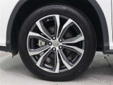 すぐれたグリップ力を発揮する235/55R20インチタイヤを装着し、シャープなドライビングフィールを全身で高めています。