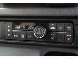 フルオートエアコンを装備。車内の温度設定だけでなく高性能集塵フィルターも装備しており車内はいつも快適空間♪