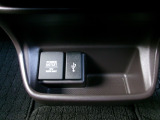 12V電源ソケットを設置しております。周辺機器の充電にご利用頂けます。便利なUSBジャックも付いています。