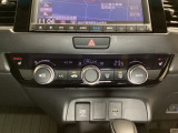 オートエアコンがついてますので簡単操作で快適に過ごせます。シートヒータースイッチ内蔵で前席の左右別々に温度設定ができます。