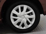 ホイールは車のデザインにマッチした専用タイプです。