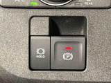指先だけで簡単に操作が可能な電動パーキングブレーキを採用。「HOLD」スイッチを押すと、渋滞や信号待ちなどでブレーキペダルから足を離しても、ブレーキを保持するので安心です