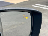 【ブラインドスポットモニタリング】走行中、ドアミラーの死角になりやすい箇所に後続車が接近するとサイドミラー付近に警告を表示、ドライバーに注意喚起をしてくれます。