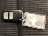 スマートキーは荷物を持っている時でも、キーを取り出さずドアの施錠・開錠ができます。
