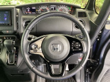 本革ハンドルの後ろには7速パドルシフトがあります。指先で操る事で、マニュアル車感覚のシフトチェンジが楽しめます。また、右にクルーズコントロール、左にオーディオリモコンスイッチがあります。
