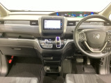 車内は光触媒抗菌消臭施工済です。スタイリッシュなデザインでスポーティなインパネ周りを演出します。グローブボックスやカップホルダーのほかにトレーなどたくさんの収納スペースが付いています。
