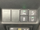 Hondaセンシング用の、VSA(ABS+TCS+横滑り抑制)解除と路外逸脱抑制機能のオンオフスイッチなどはハンドルの右側に装備しています。