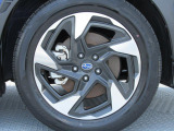 純正18インチアルミホイール。 タイヤサイズは225/55R18