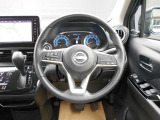 ステアリングハンドルです。オーディオコントロールスイッチが付いて運転中でも手元でオーディオの操作が出来て便利ですよ。