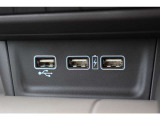 充電用と外部機器を接続するためのUSB差込口を計3つ用意!