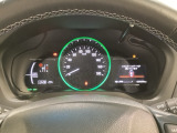 ハイブリット車専用のメーターです。中央のスピードメーターより左右のサブデスプレイで燃費や動力伝達などの情報が見れるようになっています。