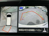 上空から見下ろしているかのような映像をディスプレイに映し出し、スムースな駐車をサポートします。画面は「トップビュー」のほか「サイドブラインドビュー」への切り換えが可能。ますます安心です