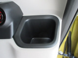 運転席側の手の届きやすい位置にドリンクホルダーが付いています。
