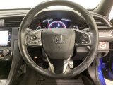 ハンドルにHondaセンシング系のクルーズコントロールやレーンキープアシストなどのスイッチと、オーディオの操作スイッチが装備されています。ハンドルから手を離さず安全に操作できます。