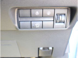 ステアリングヒーターのスイッチが運転席正面右下にございます。スイッチONで冷えた手も温まるので、冬の運転にうれしい快適装備ですね(*^^*)  アイドリングストップは燃費の向上をアシストします。