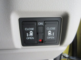 両側電動スライドドア。荷物で手が塞がる時など簡単にドアの開閉が出来ます。何より力いらずで開閉OK。女性やお年寄りにも優しい。電動機能はOFFにもできますから元気なお子様の駆け出しも安心です。