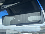 【デジタルインナーミラー】車両後方カメラの映像をルームミラーに映すことが出来ます。 そのため、後席に人や荷物があって後方が見えづらい場合でもしっかり視界を確保することが出来ます。