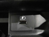 USB充電専用電源ソケットも付いています。モバイル機器などの充電専用