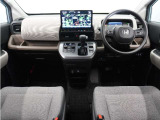 視界広々で運転しやすくロングドライブでも疲れを感じさせないすっきりとまとまったインパネ周りです。