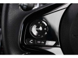 ハンドル左部分でオーディオ操作が可能。そのため、運転中でも目線をずらさずに安全運転♪スマートフォンを接続してハンズフリー通話も可能です。