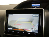 バックガイドモニター付き。車両後方の映像をナビ画面に表示し、駐車などの後退操作をサポートします。