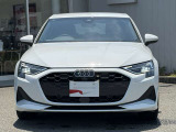 シングルフレームグリルはAudiの象徴的なデザイン要素であり、一目でAudiとわかるスタイル、大きくて迫力のある形状が車のスポーティな印象を強調しており、魅力的なデザインとなっています。