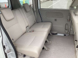リアシートは軽自動車とは言えども大人2人がしっかりと座れるスペースを確保。天井も高く軽ワゴンの広さが魅力です!