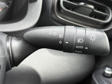 【オートワイパー(AUTO)】雨が降り出した時に、雨滴検出用センサー(レインセンサー)が雨滴を感知すると、自動でワイパーが動作します。