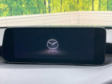 【10.25インチマツダコネクト】車内の雰囲気にマッチした大型ディスプレイ。スマホ接続でのナビ使用やBluetooth再生等、様々な機能が楽しめます。直感的なダイヤル操作が可能で、使い勝手も良好です。
