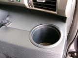 【ドリンクホルダー】使いやすい位置に有るドリンクホルダーです。エアコンの冷気も当たるので、冷たいまま置いておく事も可能です。