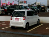 ■店頭のお車には、車検(保安基準品)OKのものでありましたらカスタマイズオプションも可能です。カスタマイズでおしゃれにドレスアップはいかがでしょうか?アルミのインチアップ等もご相談下さい。