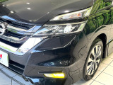 【LEDヘッドライト】悪天候や夜間走行時も良好な視界を確保し安心して運転できる高輝度LEDヘッドライトを装備!点灯速度が早く、消費電力も抑えられています。