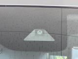 【三菱e-Assist】走行中に前方の車両等を認識し、衝突しそうな時は警報とブレーキで衝突回避と被害軽減をアシスト。より安全にドライブをお楽しみいただけます。