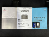 スマートキーは鍵をバッグに入れたままでもドアロックの開閉やエンジンのON・OFFができます。夜間や雨の日も鍵を探さなくて良いので便利です。