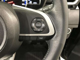 ステアリングスイッチ付きで、運転中に視線を前に向けたまま操作できます。
