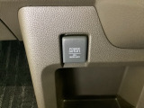 アクセサリーソケットはUSBのアダプターなどをつければ、スマホの充電にも使えます。周辺には物が置けるボックスがついています。
