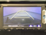 【バックカメラ】運転が苦手な方も車庫入れラクラクです!ギアをリバースに入れれば自動的に切り換わりますので、面倒な操作は不要です♪狭い駐車場もお車を傷つけず安心ですね!