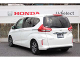 縦列駐車やUターンなど、日常のシーンで使いやすさを実感。バック駐車などの際におおよそのタイヤの切れ角がわかる機能も設定しています。