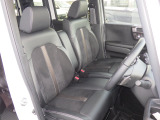 フロントは助手席と繋がったベンチシートで、運転席は高さが調整できるハイトアジャスター付きです。また、ハンドルも高さの調整が出来るチルトステアリングです