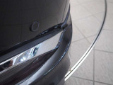 コーナーセンサーを車の前後に装備。障害物までの距離に応じて警告音を変えてお知らせ。縦列駐車時や駐車場・車庫などでの取り回しをサポートします。詳細は販売店スタッフまでおたずねください。