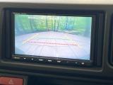 【バックカメラ】駐車時に後方がリアルタイム映像で確認できます。大型商業施設や立体駐車場での駐車時や、夜間のバック時に大活躍!運転スキルに関わらず、今や必須となった装備のひとつです!