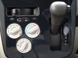 【マニュアルエアコン】ダイヤルを回して簡単に温度調整ができます。車内も快適ですね!