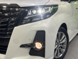 【LEDヘッドライト】悪天候や夜間走行時も良好な視界を確保し安心して運転できる高輝度LEDヘッドライトを装備!点灯速度が早く、消費電力も抑えられています。