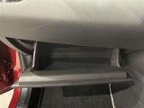 出し入れしやすいグローブボックス。