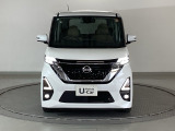 最新のLEDヘッドライトで、より明るく遠くまで照らします!フロントバンパーにはLEDフォグライトが装着されています。