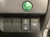ハンドルの右側には安全装備の、VSA(ABS+TCS+横滑り抑制)の解除スイッチがついています。燃費に役立つECONボタンもここです。