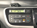 【オートエアコン】一度お好みの温度に設定すれば、車内の温度を検知し風量や温度を自動で調整。暑い&hellip;寒い&hellip;と何度もスイッチ操作をする必要はありません。快適な車内空間には必須の機能ですね♪