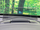 【カラーヘッドアップディスプレイ】現在の速度や走行情報をデジタル表示で運転席前方のガラスに投影!カラー付きで視認性も高く、運転中目線をずらさず必要な情報を確認できるのでとっても便利で安心!